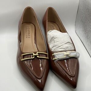 Journee Collection Women's Tan Pointed Loafers